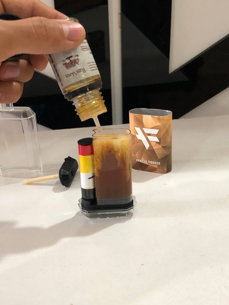 آموزش پر کردن پاد یکبار مصرف 1 آموزش-پر-کردن-پاد-یکبار-مصرف-ویپ-دیاکو